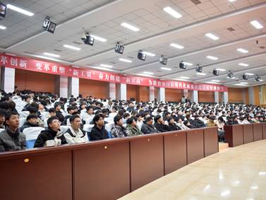 说明: C:/Users/xdf14/Desktop/2024.11.17 车辆工程学院2024年秋期《形势与政策》/右前 (2).JPG右前 (2)